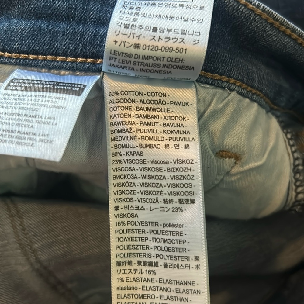 Levi’s Women's Classic Mid Rise Straight-Leg Jean - Picture 14 of 14